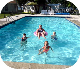 The outdoor pool at Linwood Resort